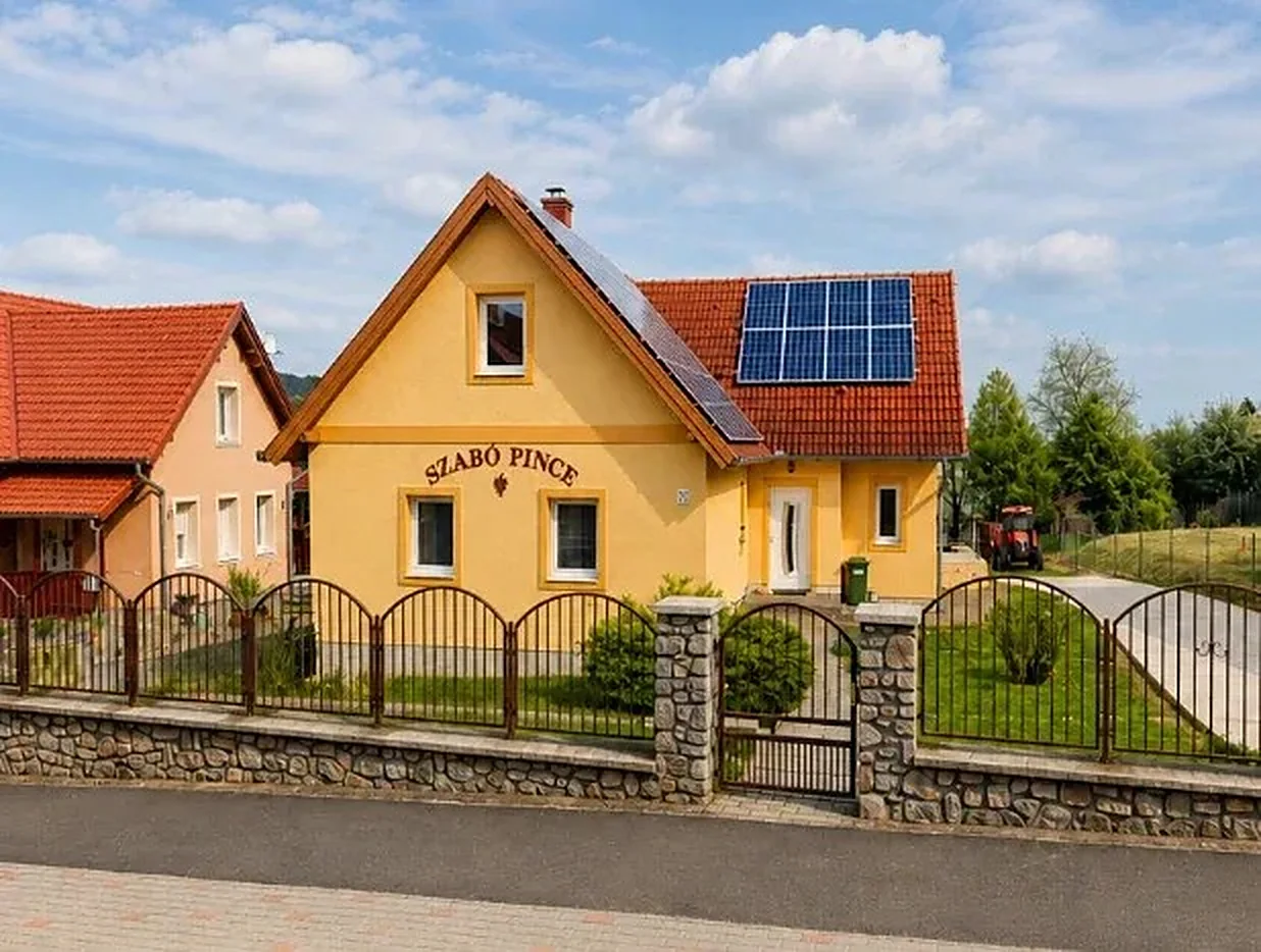 A Szabó Családi Pincészet sárga háza Badacsonytomajon, kovácsoltvas kerítéssel